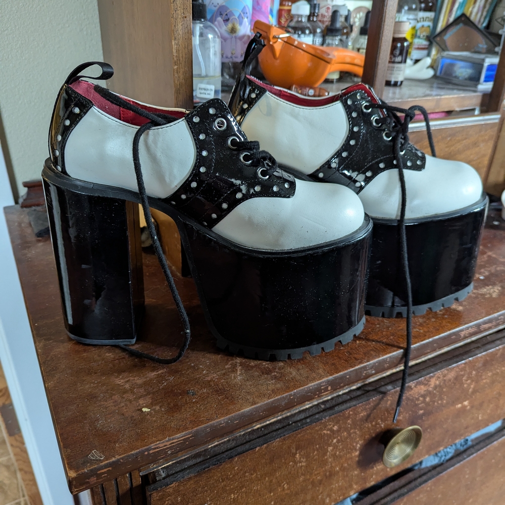 Stylish Women's Platform Shoes in Black and White